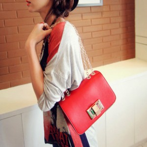 Túi đeo retro dây xích màu đỏ