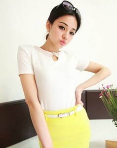 Áo thun độn vai gắn hạt đá màu trắng
