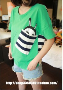 Áo thun hình ong màu xanh