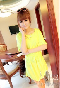 Váy đầm voan cắt viền màu vàng