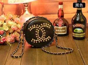 Túi đeo chanel gẵn đinh tán màu đen