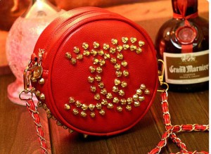 Túi đeo chanel gẵn đinh tán màu đỏ