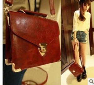 Túi đeo retro khóa cài màu đỏ tía