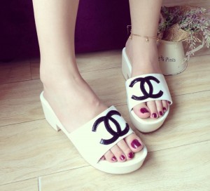 Dép Chanel màu trắng