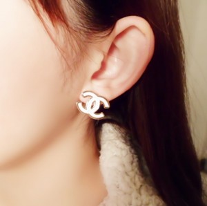 Bông tai Chanel màu trắng