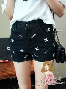 Quần jeen thêu chanel màu đen