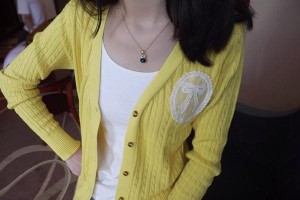 Áo khoác len in logo màu vàng